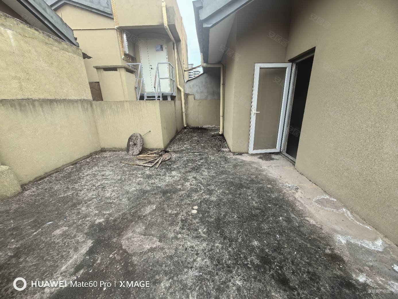 依云谷洋房顶跃带私家花园120多万套三双卫客厅六米多层高