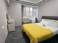 上海闵行华漕热租，虹桥商务区附近，爱博一村主卧带拐角落地阳台，看房方便出租房源真实图片