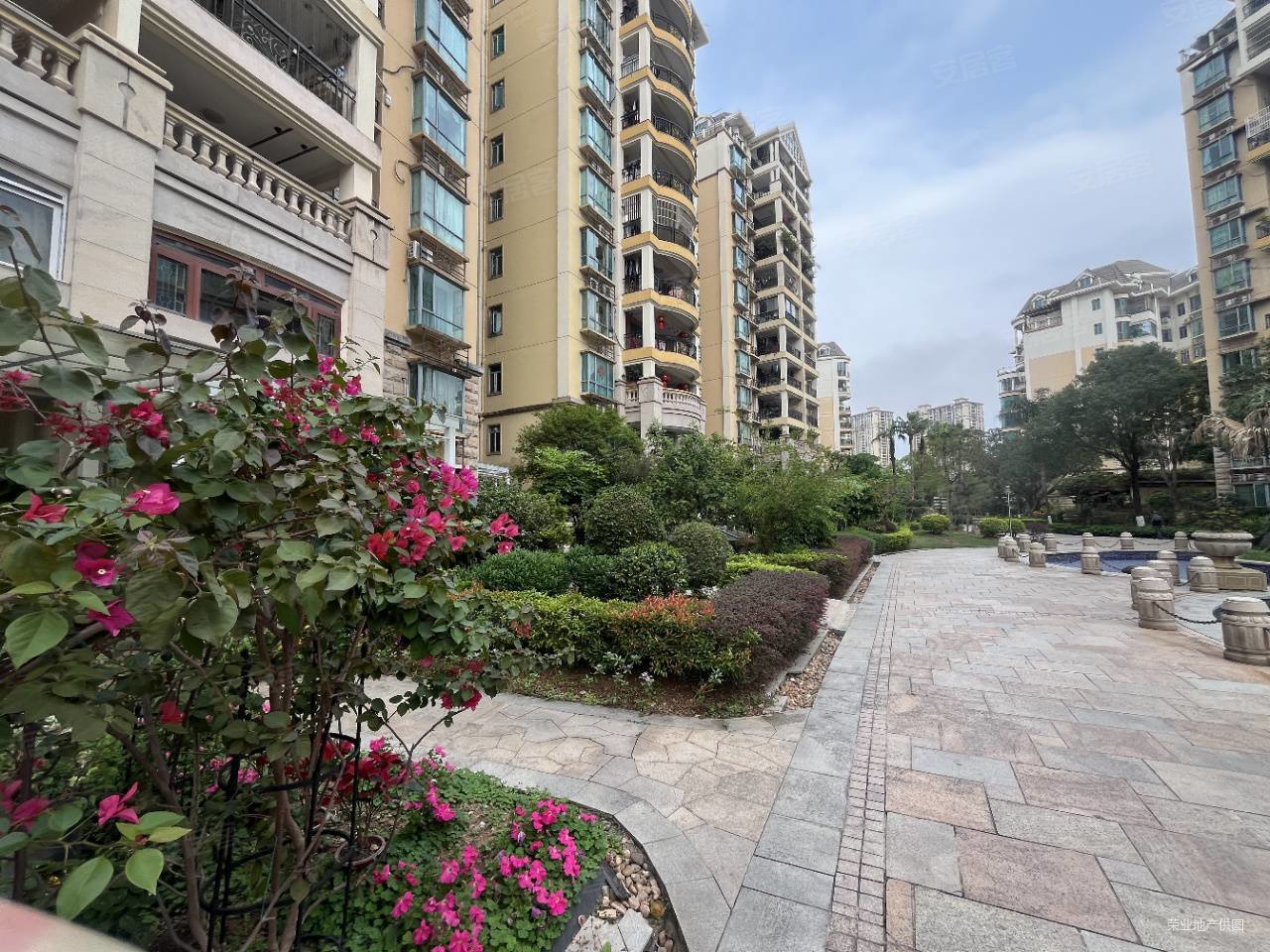 东湖花园五区朝南4房一线江景房带车位