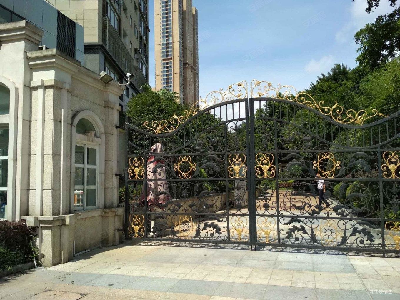 世茂茶亭臻园4室2厅2卫200.78㎡西南669万