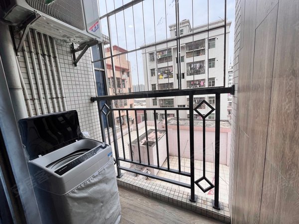 深圳宝安新安塘坊花园12号上川地铁站300米 精装一房拎包入住 带阳台