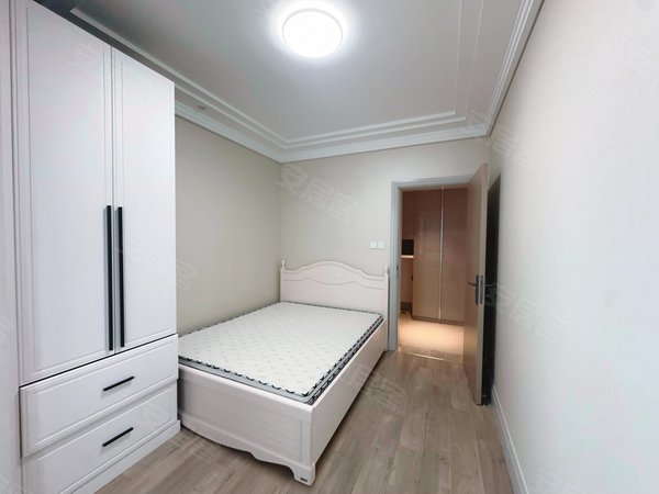 大连开发区滨海路融创海逸长洲滨海路融创 三室两厅一卫 干湿分离 干净整洁 定制衣柜出租房源真实图片