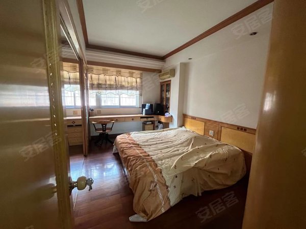 汕头金平市政府东方园北区万象城旁东方园电梯5楼136平3房2厅大房大带