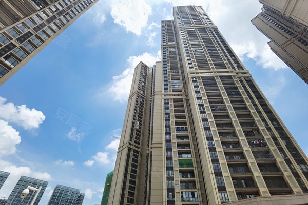 向东步行100米到8号线地铁赤岗站,一站到客村站换乘3号线地铁到番禺