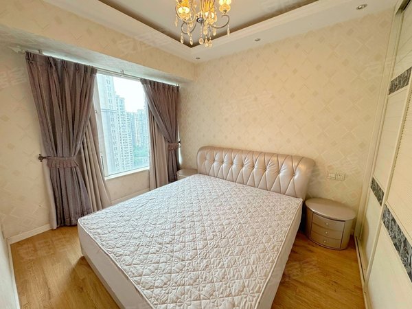 重庆两江新区观音桥半山华府商圈旁边豪装两房 实地很有质感 下楼就可以坐轻轨 随时看房出租房源真实图片