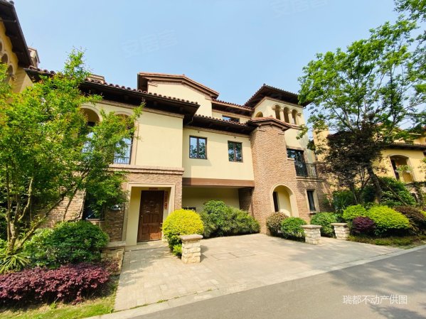 买高层的价格来这里买别墅 总价330万共三层有天有地有花园,黄龙溪谷