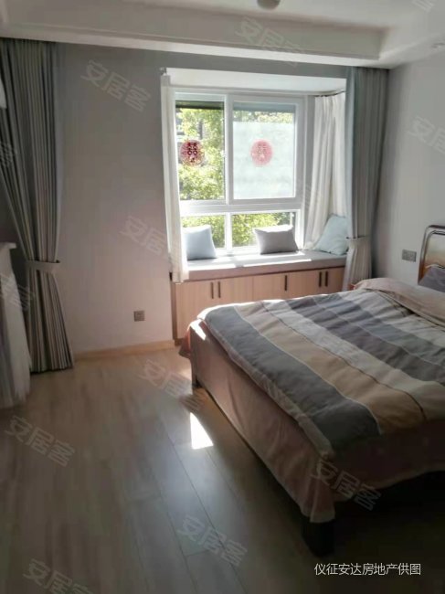 东郡华府靠近玫瑰园绿地东边小区环境优雅安静祥和适合人居