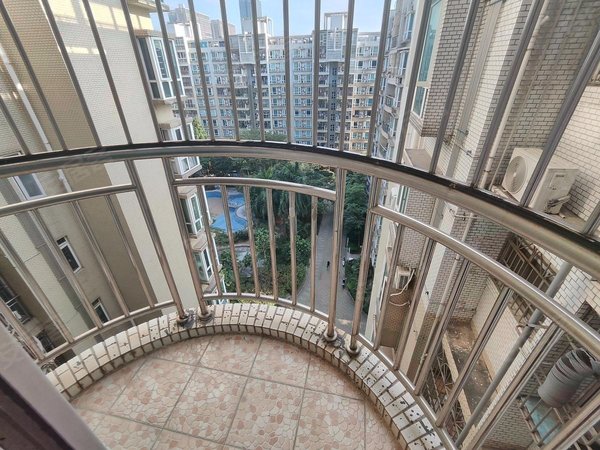 深圳宝安翻身路鸿昌花园鸿昌花园精装三房两卫 高楼层看小区花园的