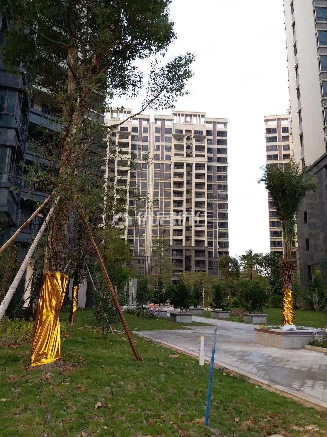 景新国际名城3室2厅2卫99.6㎡南185万