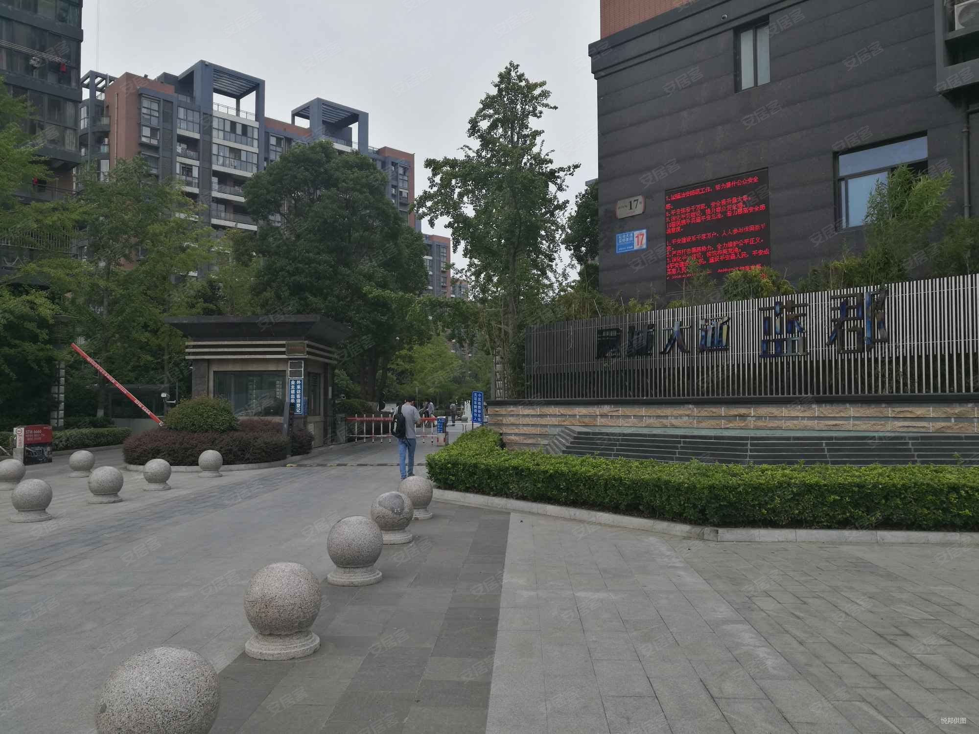 冠城大通蓝郡2室2厅1卫87.11㎡南北114万