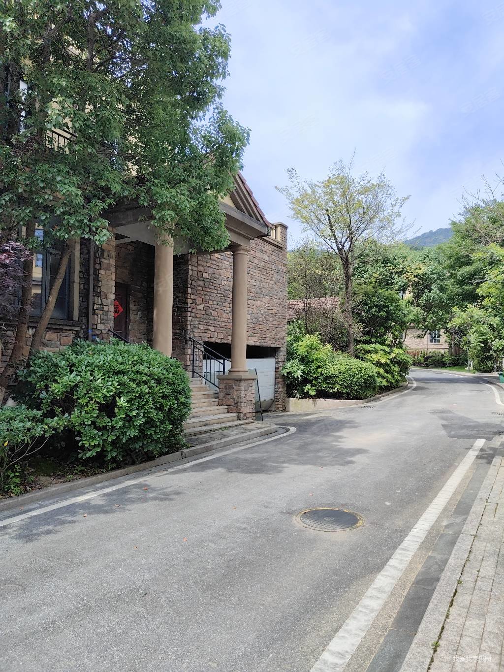 湾里长春湖一号独栋别墅业主诚心出售随时看房户型非常好不要错过