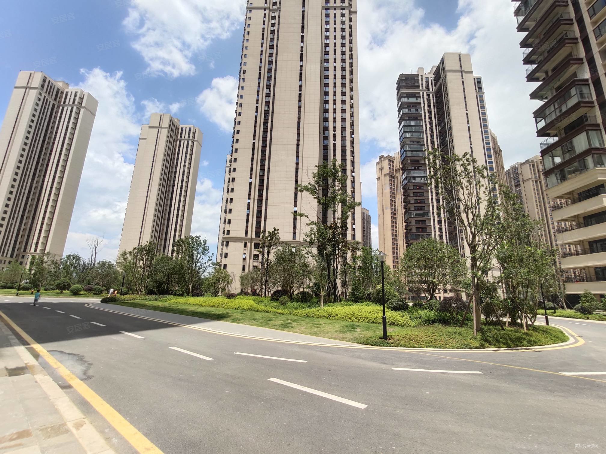 62万129平,绿地国际花都(f区)二手房,62万,4室2厅,2卫,129平米-贵阳