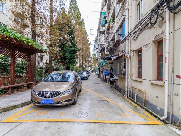 上海徐汇斜土路日晖二村大木桥路 地铁412号线,朝南一房一厅,装修简单