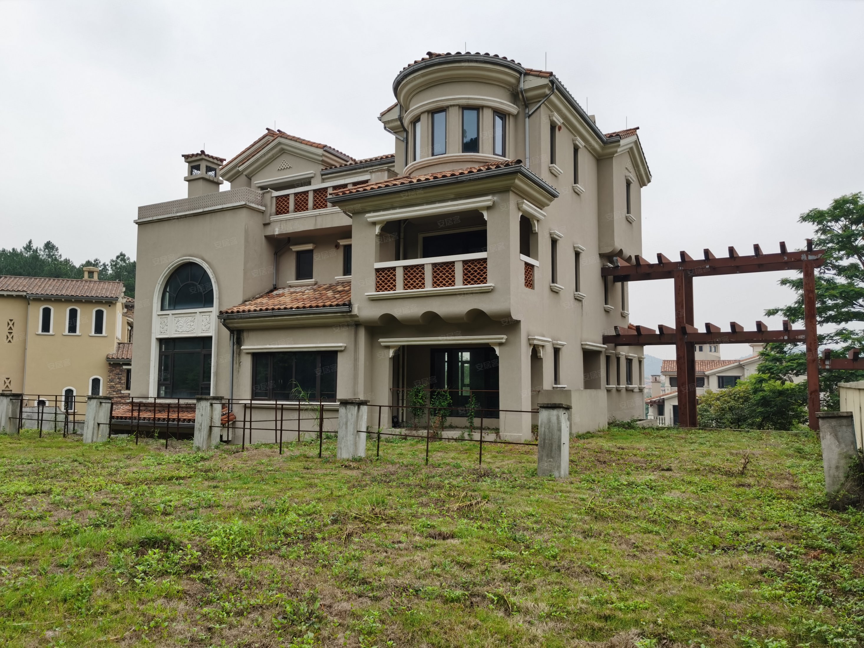 中信山语湖别墅超大花园1300方依山望湖景观