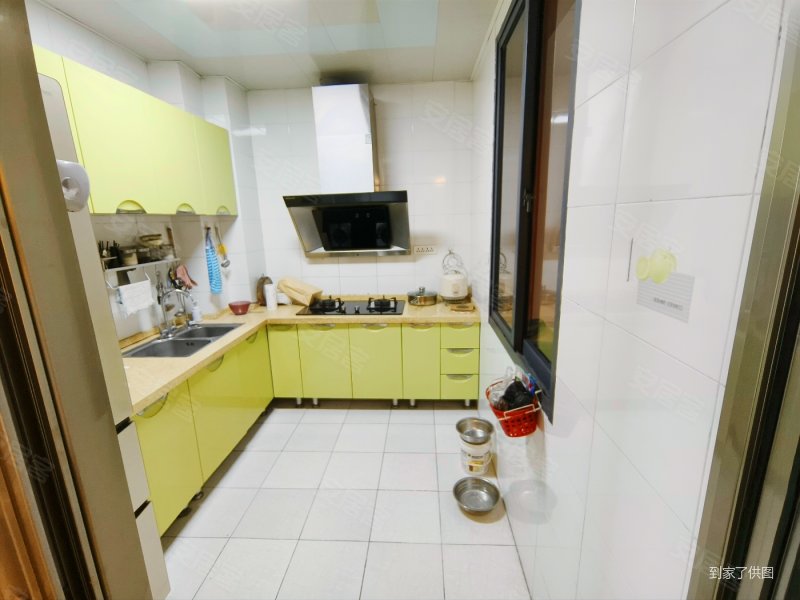 高楼层采光充足 商业配套成熟 板楼 临地铁 小三居 出行方便,阳光汇