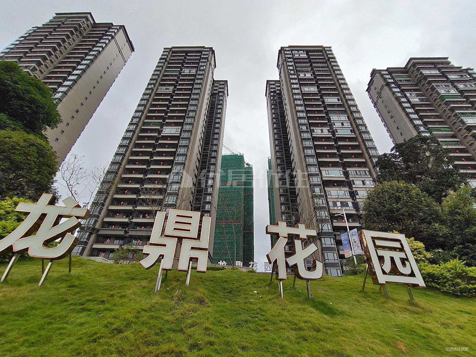 龙鼎花园4室2厅2卫116㎡南北65万