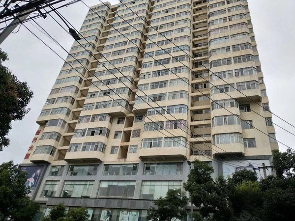 昆明西山金碧片区新兴大厦大悦城新兴大厦精装144平四室 电梯房拎包