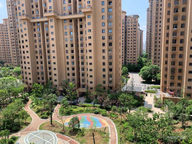 隆昊昊天园4室2厅1卫142㎡南北178万