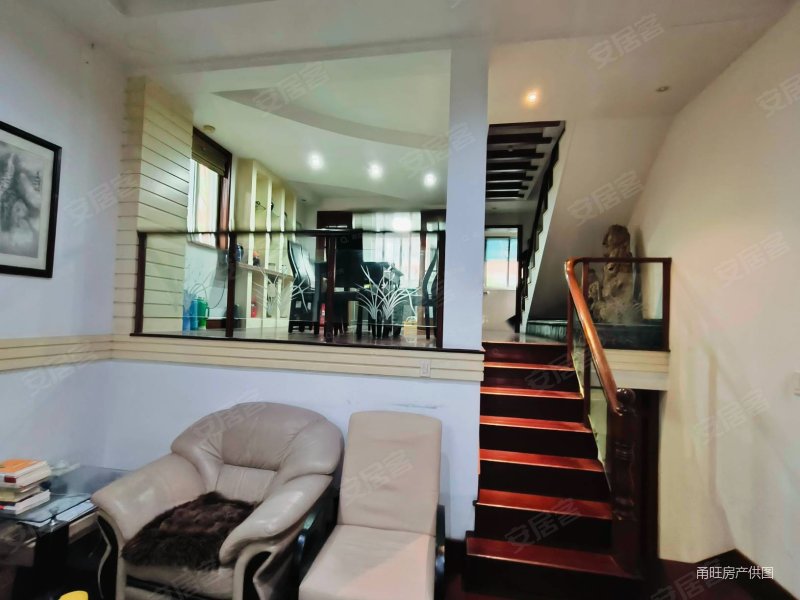 (联排别墅)市中心 有资源 带花园和车库 上下4层 热门推荐