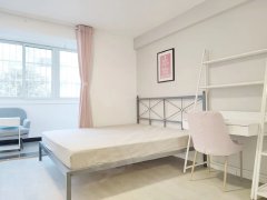 北京大兴亦庄这间卧室面积较大，两人住也不会太拥挤。该房源在2层近地铁出租房源真实图片