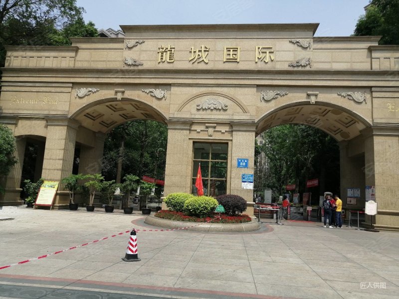 地铁口次新小区 ,套三单卫,非顶楼,有钥匙方便看房,龙城国际四期二手