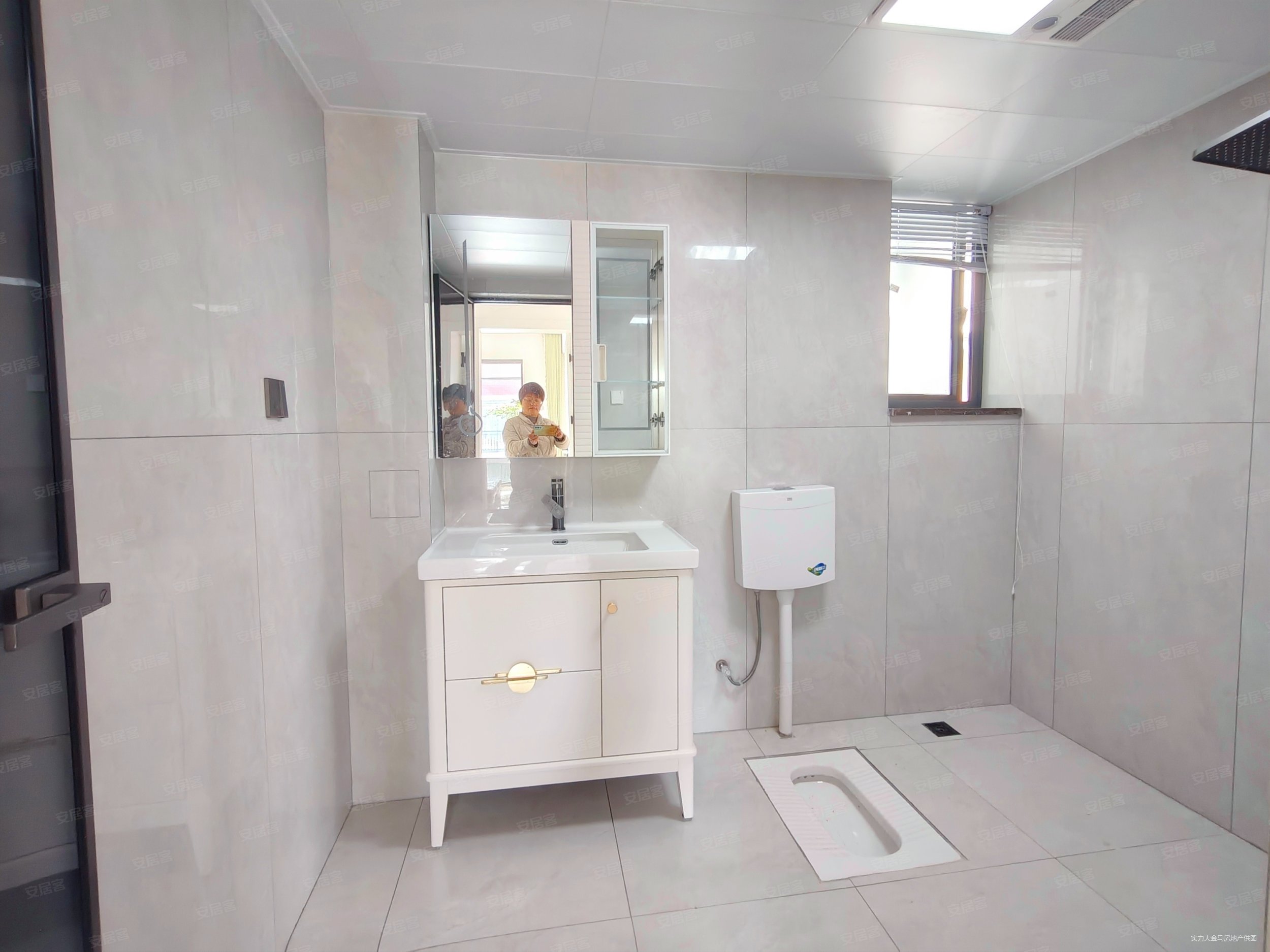 昆华苑浅山逸城6室3厅4卫237㎡南北136万