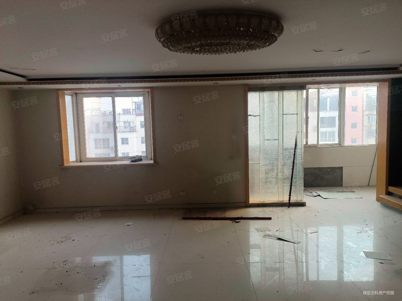 世纪华庭4室2厅3卫241㎡南北180万