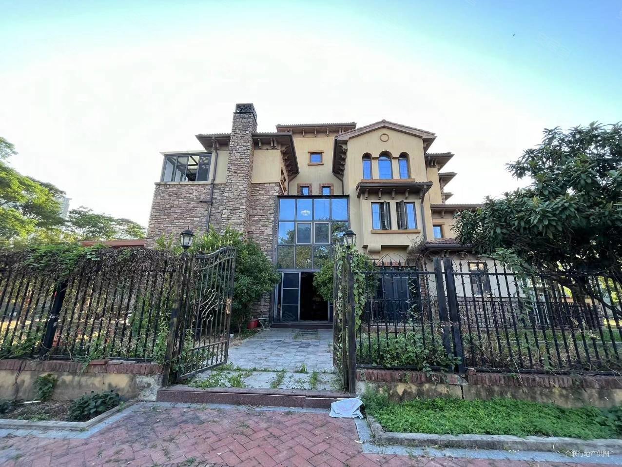 珑湖湾临湖东边端头位别墅私家大花园超一亩无缝进出金山湖公园