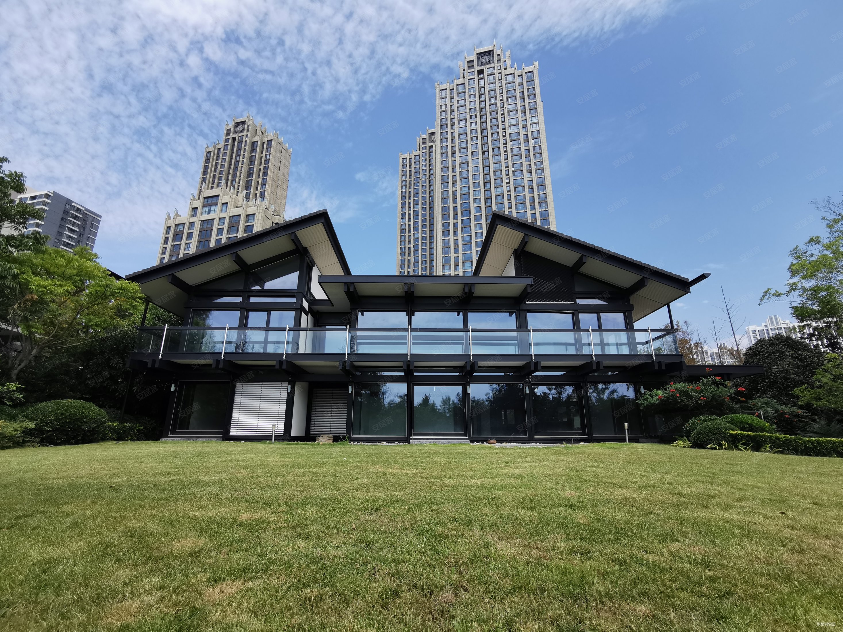 海信贺府 纯德国进口 占地1900平 带泳池 位置好方正大院,崂山海信