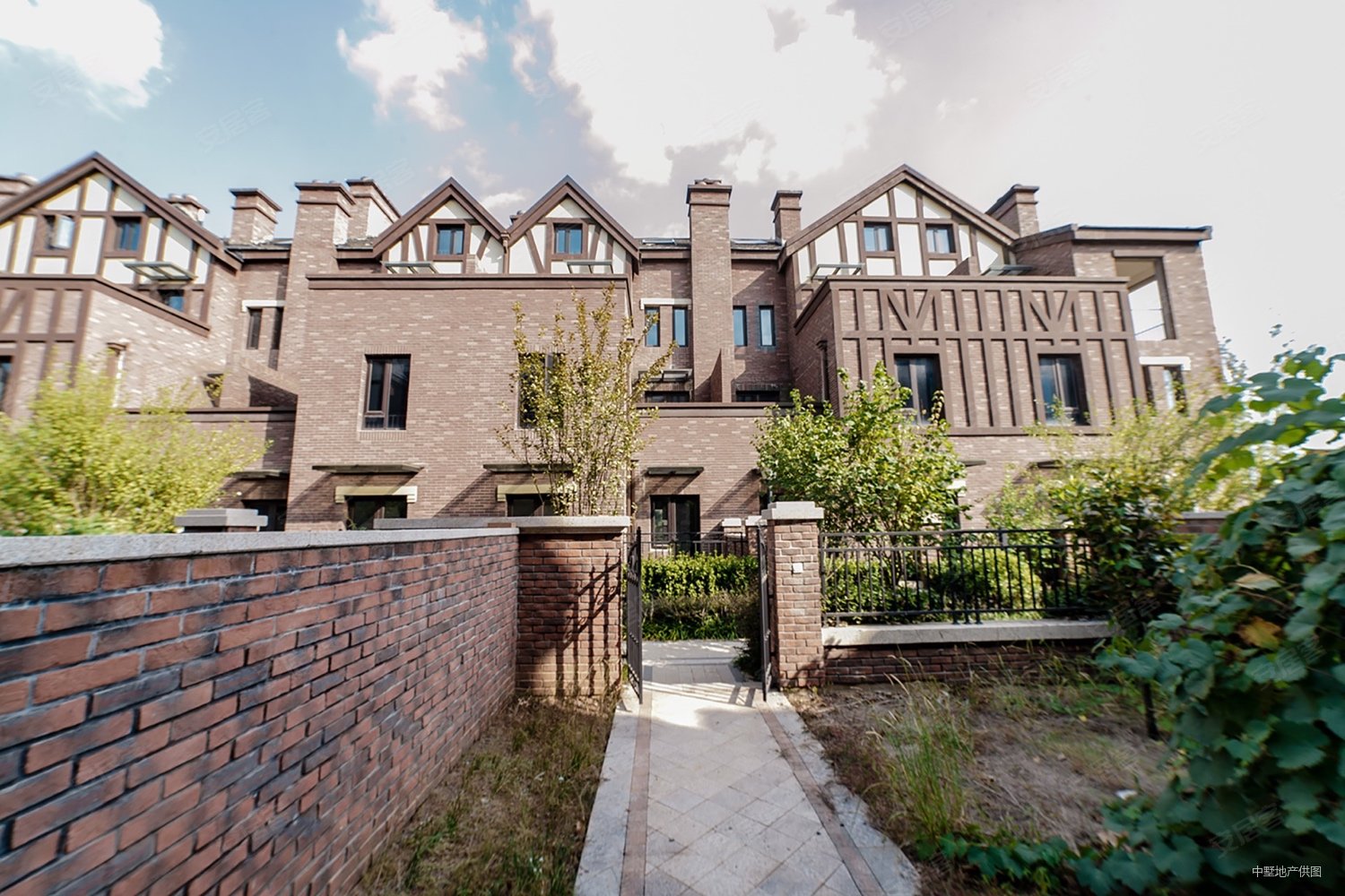 诚心卖鹭山湖别墅毛坯带花园带双车位随时看房