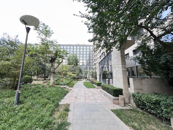 北京西城金融街北京尊府正规的一居室,一室一厅,挨着中央音乐学院,好