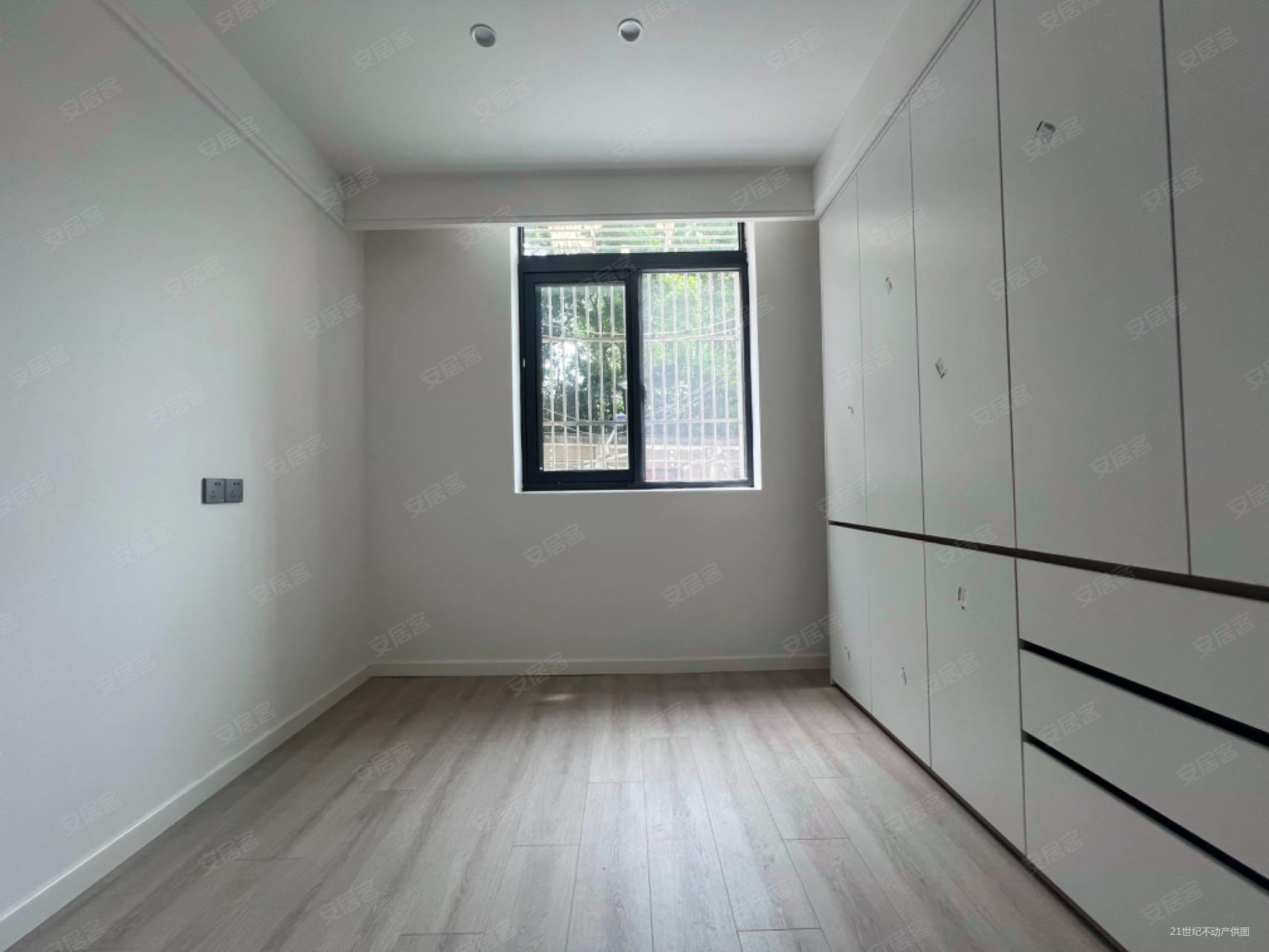 鞍山商圈 8号线鞍山新村地铁口 精装电梯三房 全南边套全明,三峰大厦