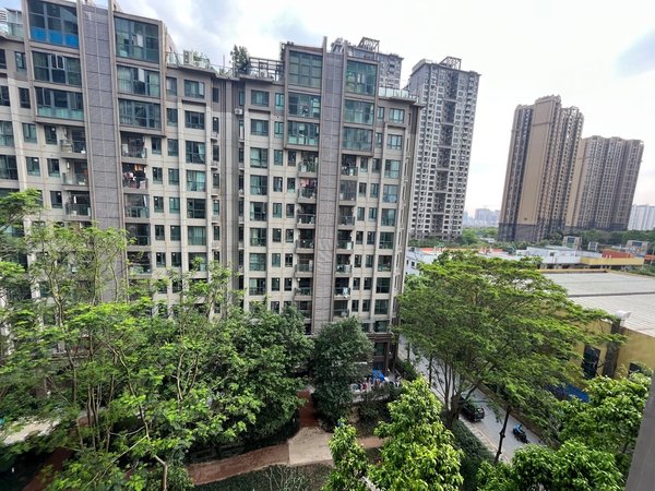 南宁青秀凤岭北荣和大地二组团阳光里凤岭北荣和大地二有车位精装修