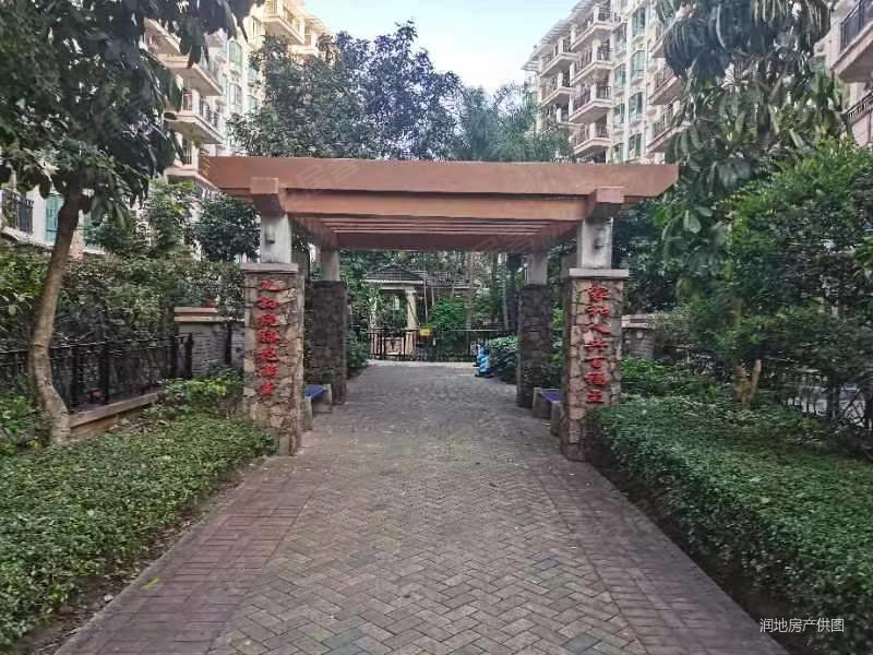 东湖花园四号小区3室2厅2卫107㎡南120万