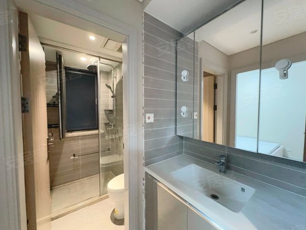 大连开发区滨海路融创海逸长洲滨海路融创 三室两厅一卫 干湿分离 干净整洁 定制衣柜出租房源真实图片