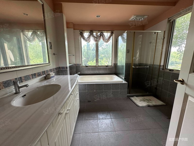 一区大面宽户型,四开间朝南,花园很大!南花园南临大河景观