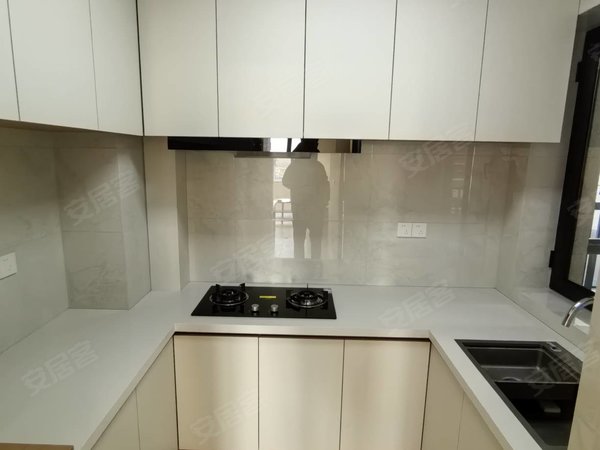 包头稀土高新区滨河大厦伊泰华府荟伊泰一期 三室两厅两卫精装修 第一次出租出租房源真实图片