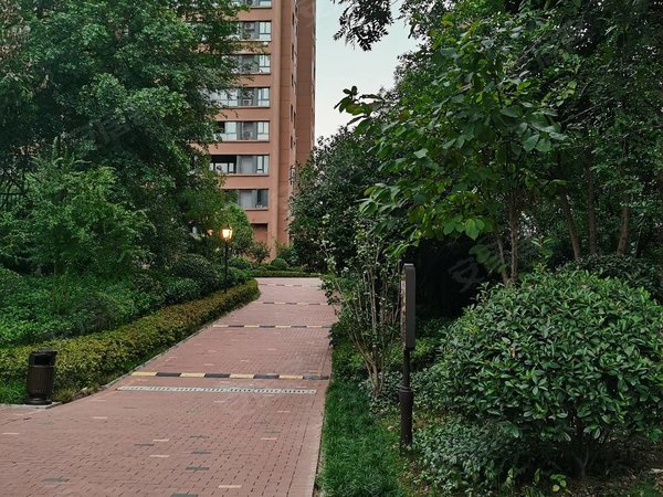 重庆渝北空港中国摩林莺花园轻轨站旁  中国摩精装大2室  住家舒适