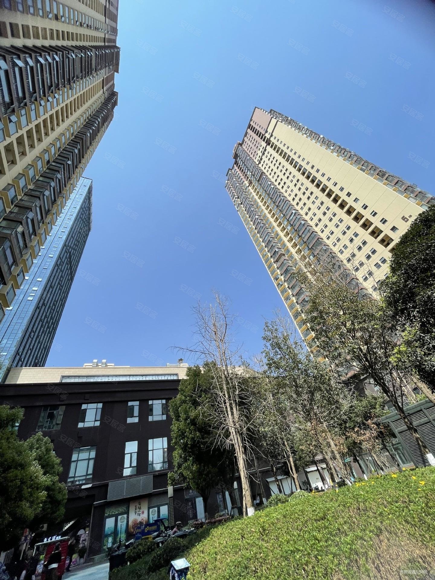 新迎新城 满两年 三室两厅  带课本 楼下地梯口 可自行装饰