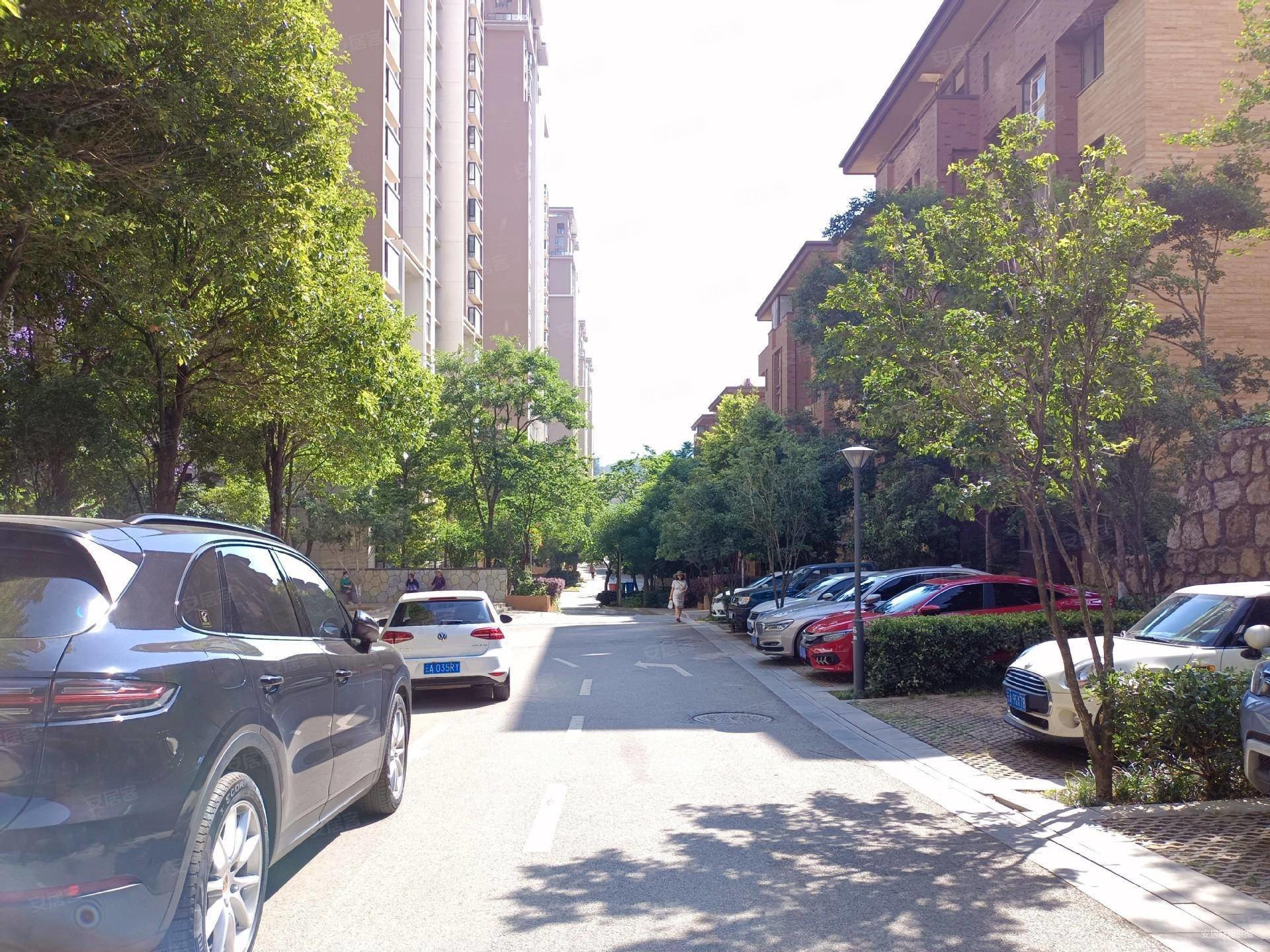 盘龙区沣源路溪麓南郡洋房178平米精装四室南北向中间位置证齐