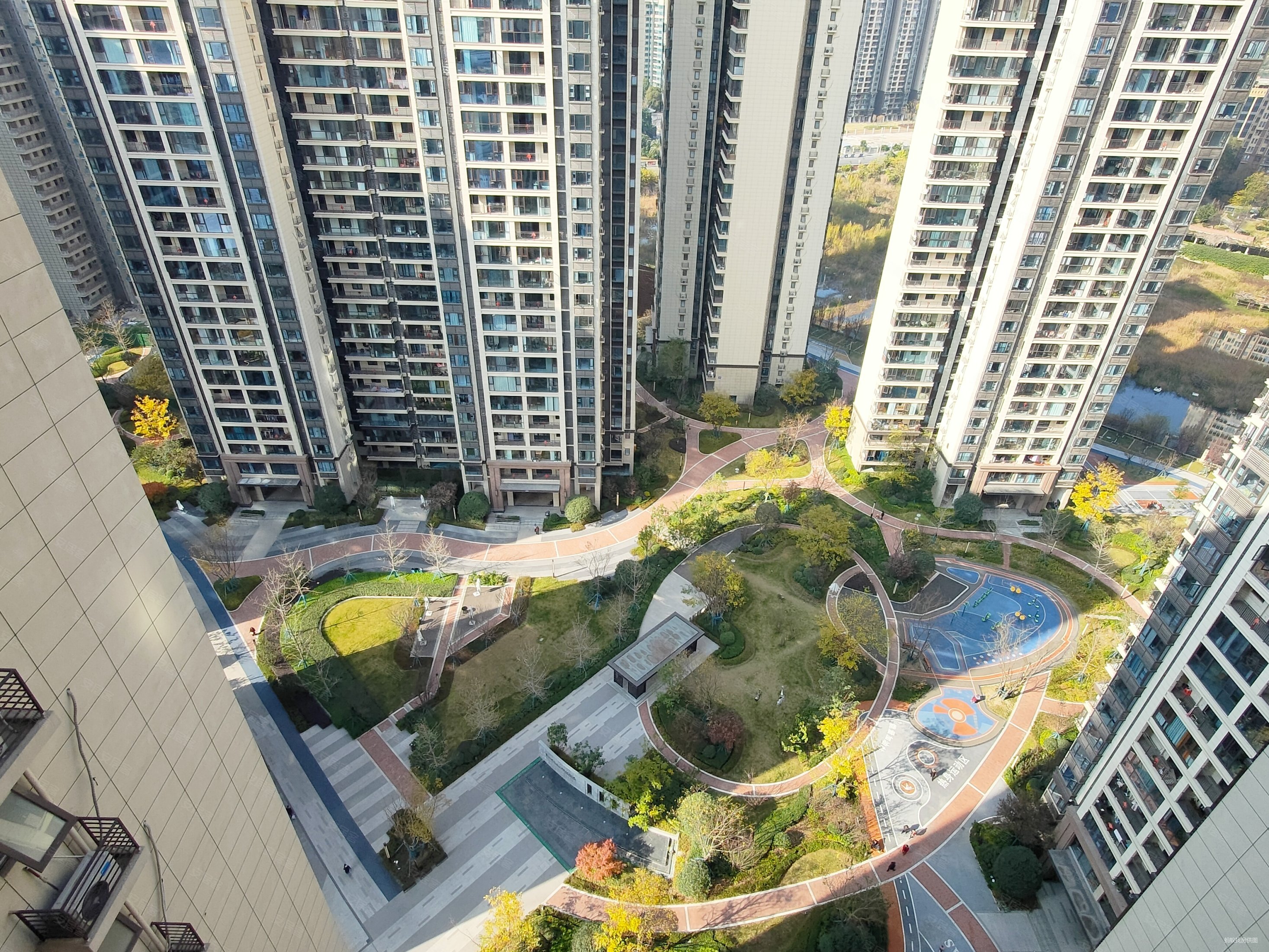 亏惨了单价五千多房东急卖朗诗未来街区好楼层采光充足