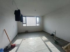 喀什喀什市喀什城区文化苑一期15楼四室两卫毛坯简单家具卫生间可用月付1100出租房源真实图片