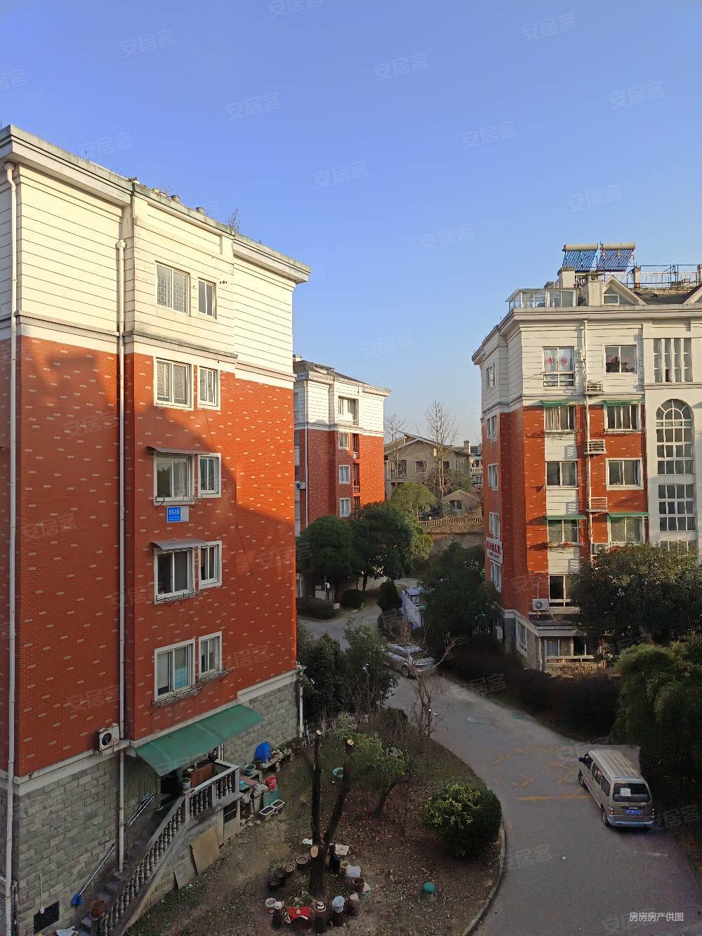 城西绿岛花园小区停车方便采光好