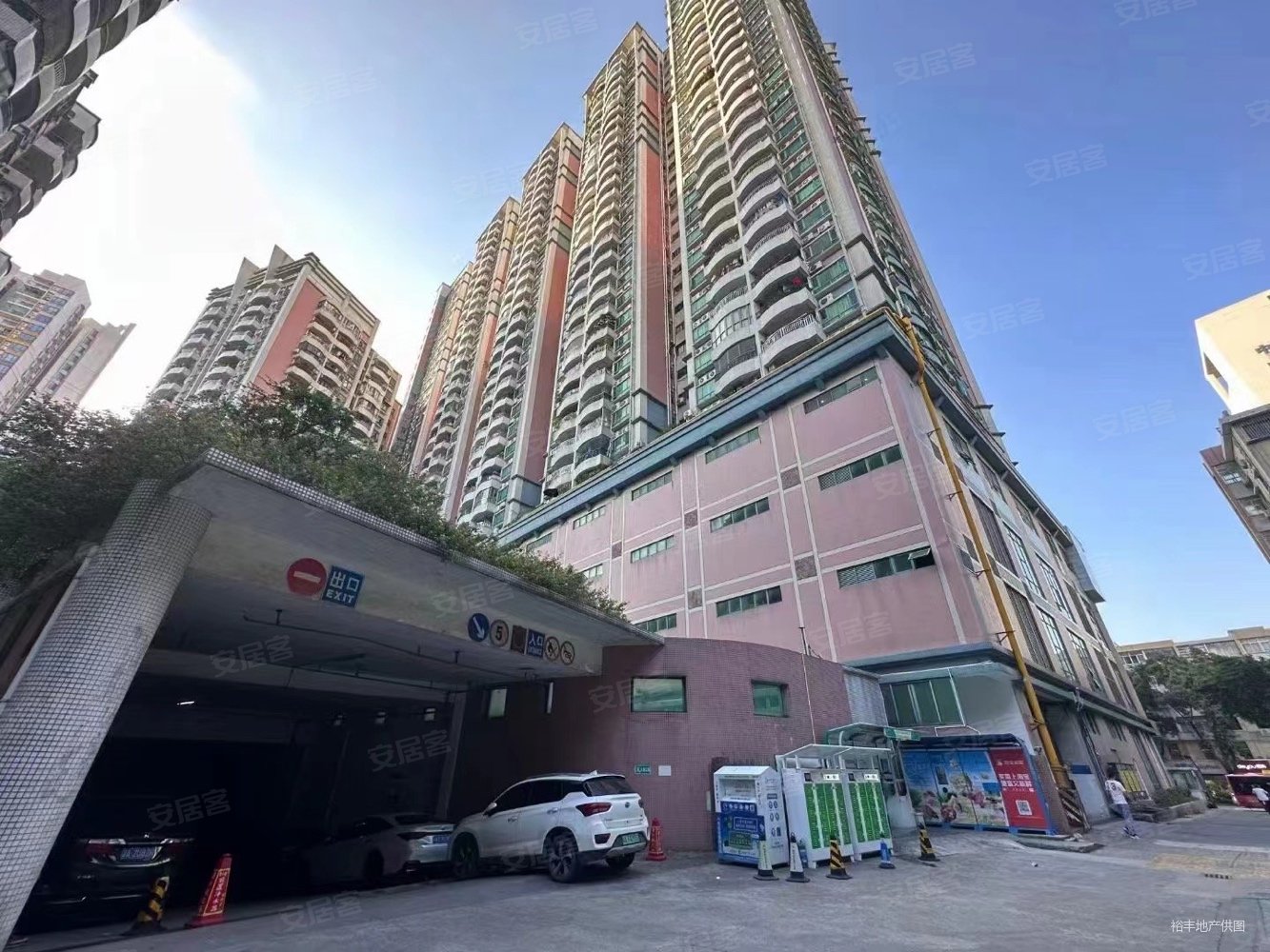 富景花园电梯高层一房一厅全新精装修即住