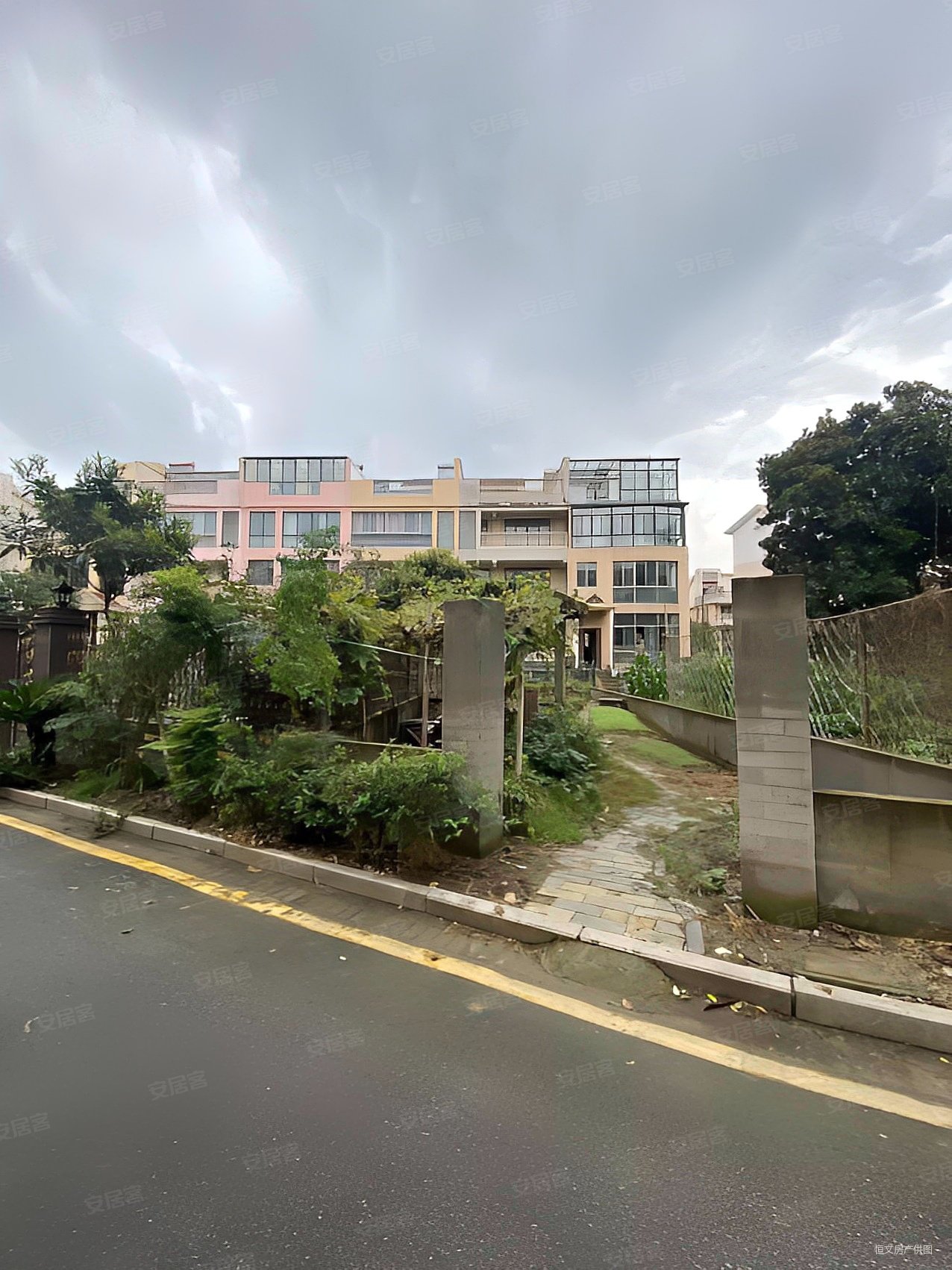 鸿禧山庄联排别墅,精装临河视野广阔,大花园房子保养好,鸿禧山庄二手