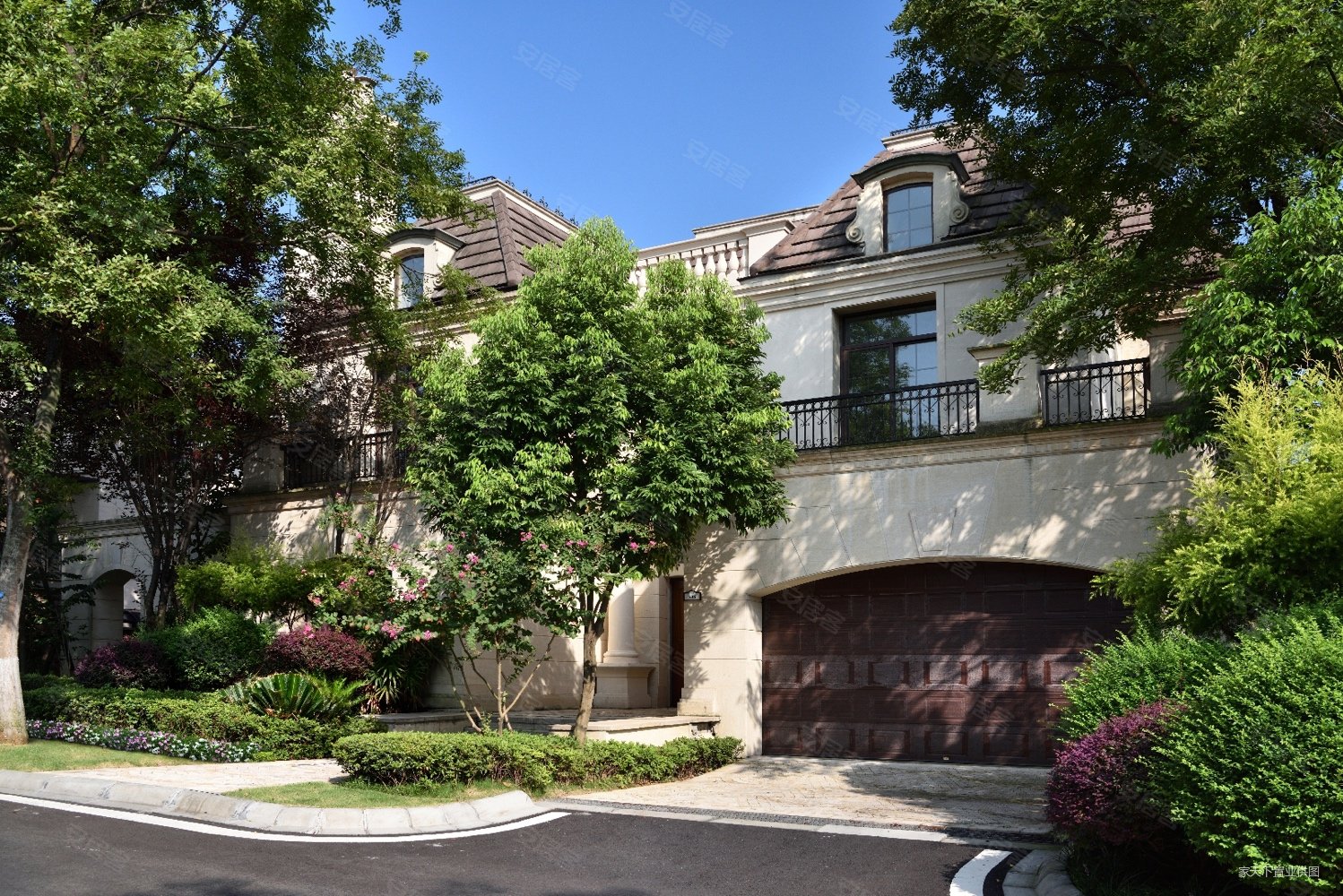 保利拉斐庄园4室2厅4卫450㎡南北980万