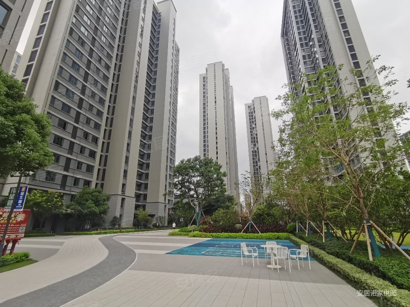 融创滨江壹号 中间楼层 次新房 近医院 正南朝向 电梯房