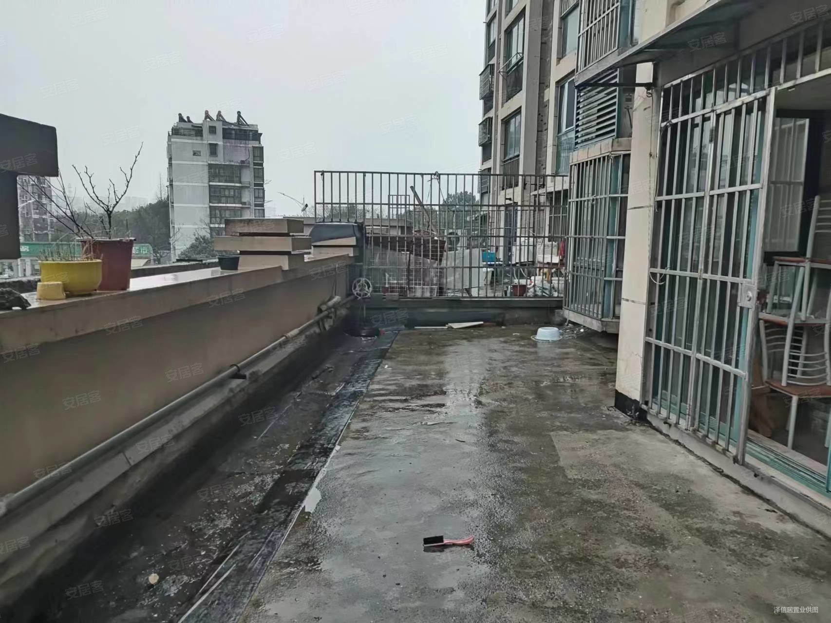 万江共和新城地和苑三室地铁口电梯房带露台