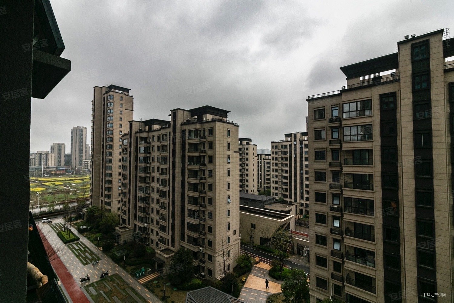绿地柏仕公馆1期满2年了3室2厅精装修诚心出售随时看房