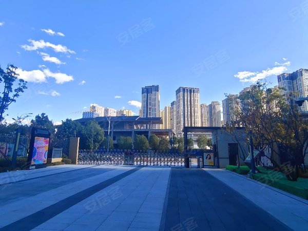 昆明盘龙江东花园俊发城郁金苑司家营  带车位  精装三室两厅两卫  !